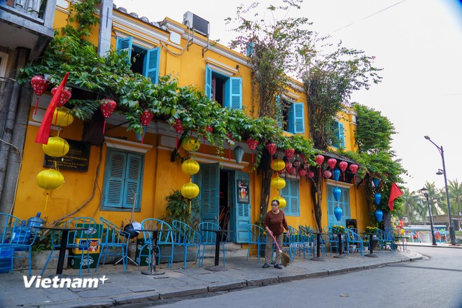 Frente a una casa antigua a primera hora de la mañana, mientras los lugareños despiertan. (Foto: Vietnam+)