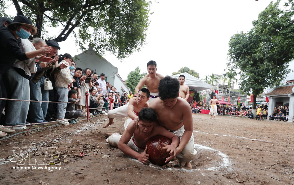 Una feroz competencia de agarre de pelota entre los equipos competidores. Foto: VNA