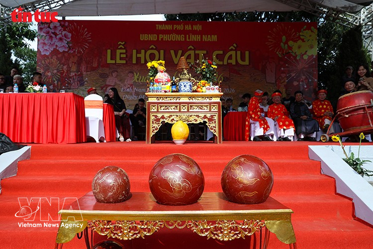 El ambiente solemne de la ceremonia inaugural del festival de lucha con pelota de la aldea de Thuy Linh. Foto: VNA