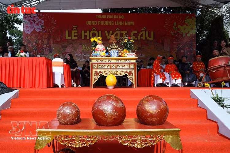 El ambiente solemne de la ceremonia inaugural del festival de lucha con pelota de la aldea de Thuy Linh. Foto: VNA