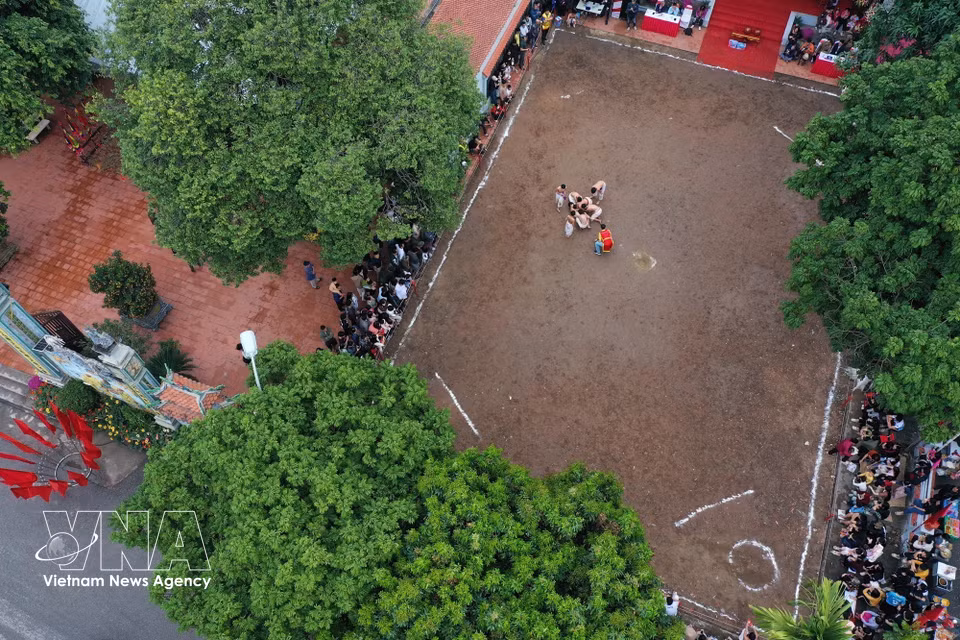 El festival se organiza para conmemorar los méritos de la deidad patrona de la aldea, Linh Lang Dai Vuong, honrar la tradición marcial y preservar la identidad cultural local. Foto: VNA