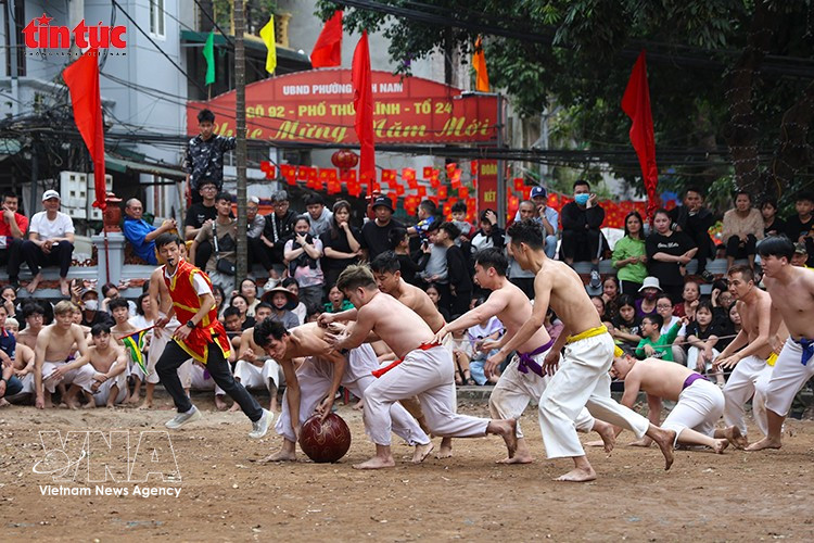 Un feroz tira y afloja entre los equipos competidores. Foto: VNA