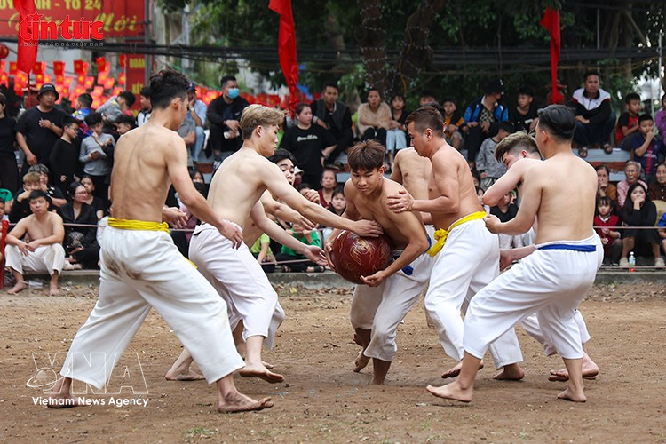 Un feroz tira y afloja entre los equipos competidores. Foto: VNA