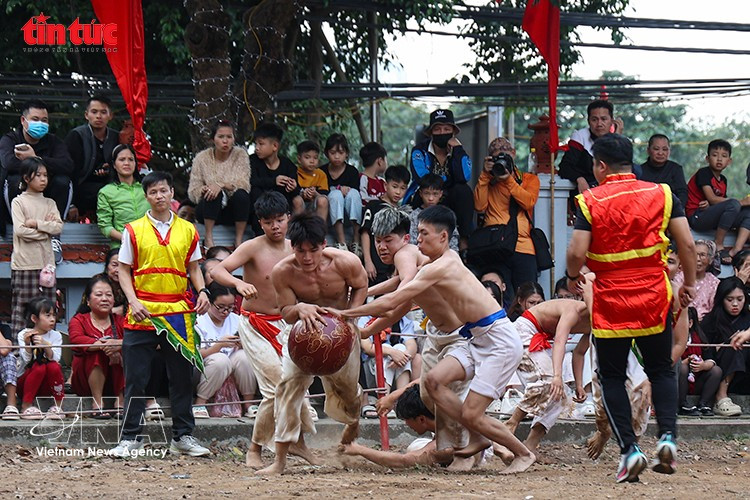 Un feroz tira y afloja entre los equipos competidores. Foto: VNA
