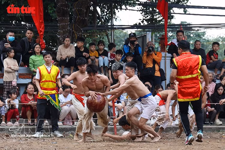 Un feroz tira y afloja entre los equipos competidores. Foto: VNA