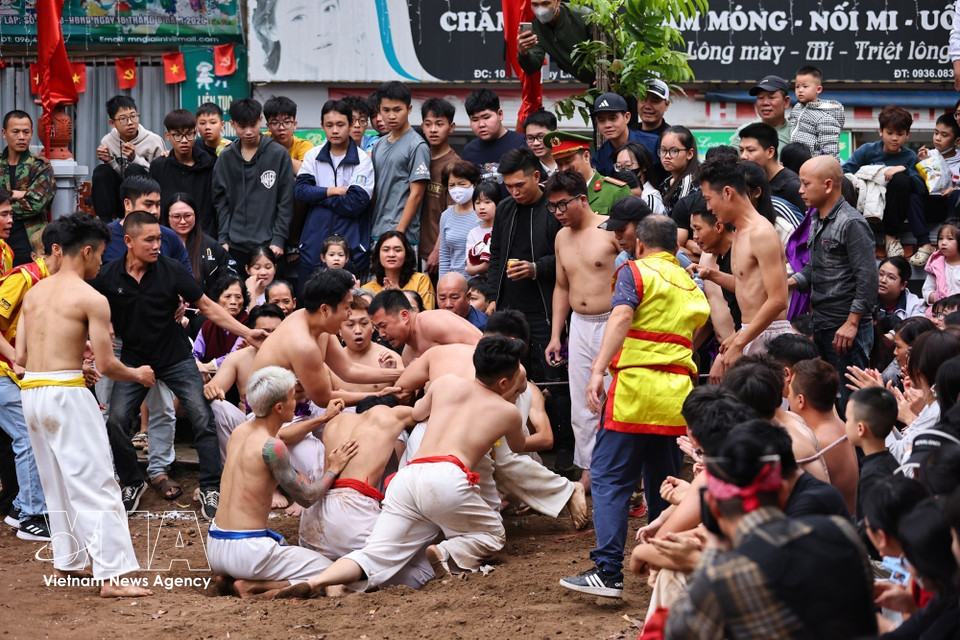 Los espectadores observaban con atención cada momento de agarre de pelota en la casa comunal de Thuy Linh. Foto: VNA