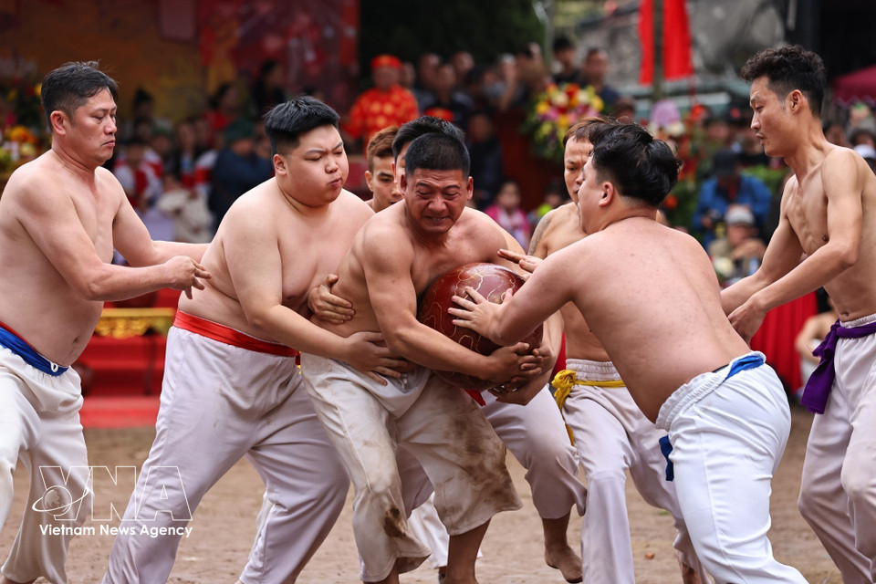 Un feroz tira y afloja entre los equipos competidores. Foto: VNA