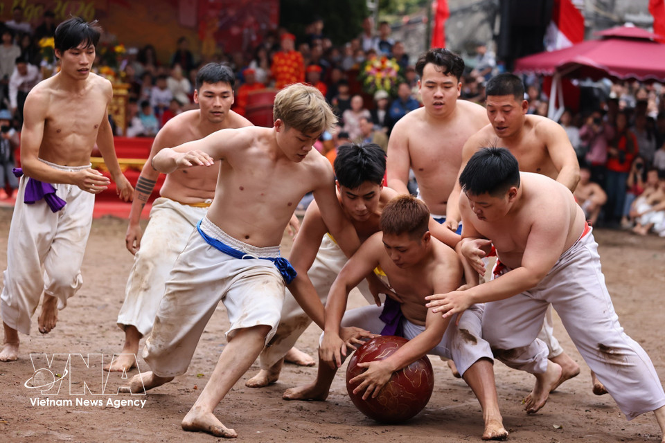 Un feroz tira y afloja entre los equipos competidores. Foto: VNA
