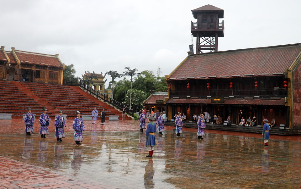Recreación de la escena del "Anuncio del regreso a casa de los que han alcanzado altos resultados en el examen en tiempos feudales" en la isla de Phu Quoc. (Foto: VNA)