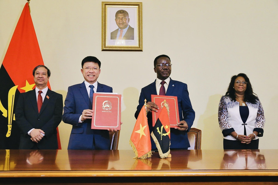 El ministro vietnamita de Educación y Formación, Nguyen Kim Son, y la ministra angoleña de Educación Superior, Ciencia, Tecnología e Innovación, Maria do Rosário Bragança, presenciaron la firma de un acuerdo de cooperación entre la Universidad de Ciencias Sociales y Humanidades de Hanoi y la Universidad Agostinho Neto en la 7.ª sesión del Comité Intergubernamental Vietnam-Angola (Luanda, 28 de marzo de 2024). Foto: VNA