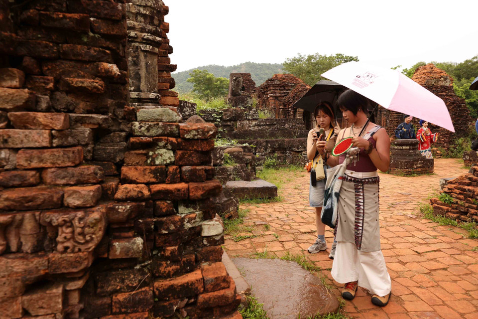El complejo del templo My Son (ciudad de Da Nang), patrimonio cultural mundial, es uno de los lugares elegidos por muchos turistas para visitar y explorar la belleza de la cultura, la historia y la arquitectura. (Foto: VNA)