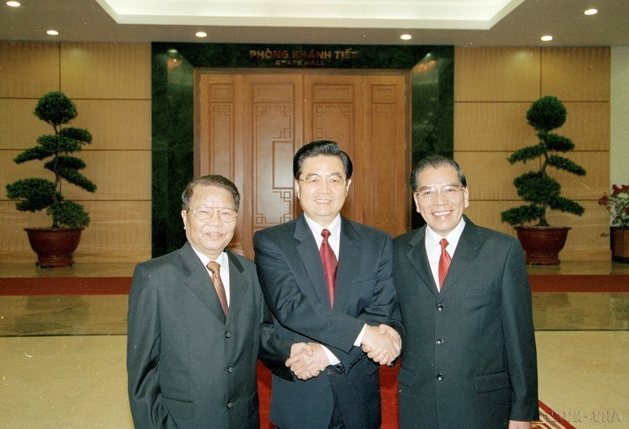 En 2005 Vietnam y China acordaron implementar el espíritu de los "cuatro buenos": "Buenos vecinos, buenos amigos, buenos camaradas, buenos socios". En la foto: el secretario general Nong Duc Manh y el presidente de Vietnam Tran Duc Luong dieron la bienvenida al secretario general y el presidente de China, Hu Jintao, durante su visita a la nación indochina (el 31 de octubre de 2005). Foto: VNA