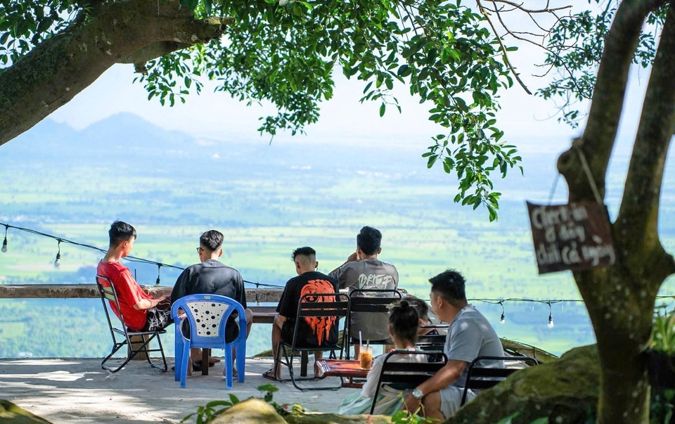 Turistas admiran el majestuoso panorama de la región de las Siete Montañas de An Giang en el homestay “Thac Suoi Tien”, en la comuna de Nui Cam, provincia sureña de An Giang. (Foto: VNA)