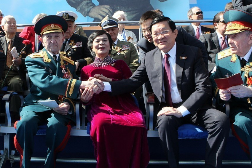 El presidente Truong Tan Sang y su esposa con veteranos rusos en el escenario asistiendo a la ceremonia por el 70 aniversario de la Victoria en la Gran Guerra Patria (Rusia, 9 de mayo de 2015). Foto: VNA