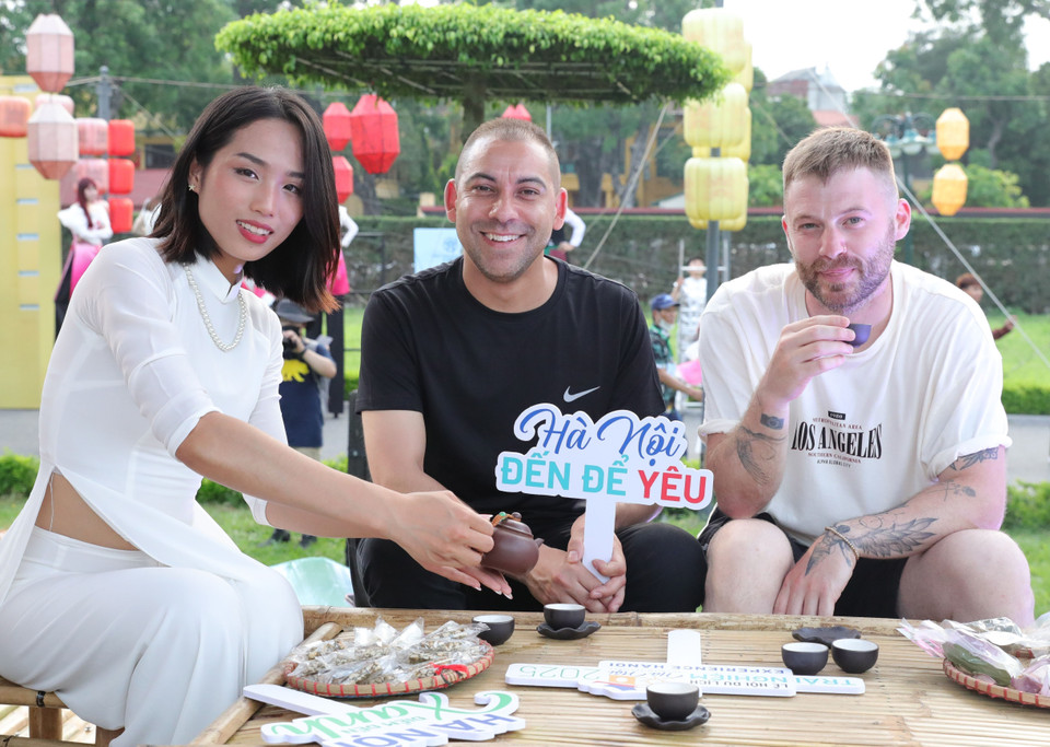 Los turistas disfrutan de beber té de loto del Lago Oeste en la Ciudadela Imperial de Thang Long (Hanoi). (Foto: VNA)