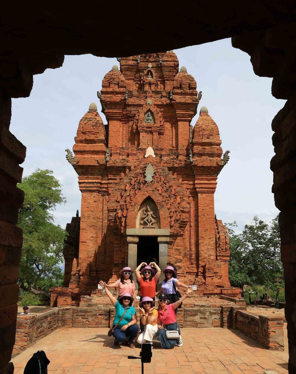 La torre Po Klong Garai, provincia central de Khanh Hoa, tiene un atractivo especial para los turistas que desean explorar la antigua arquitectura Champa. (Foto: VNA)