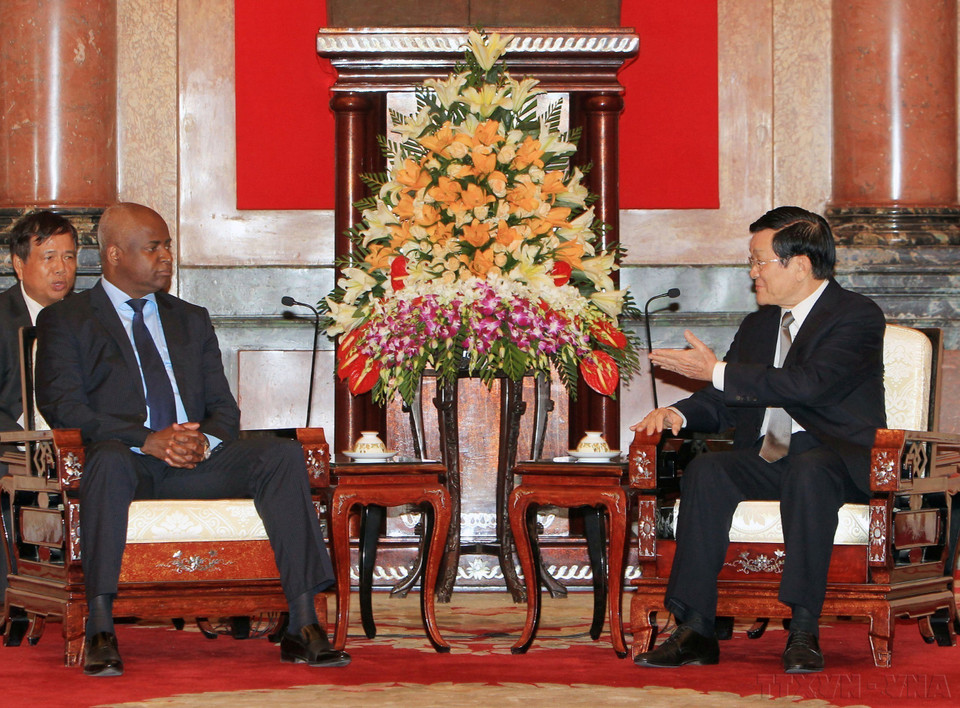El presidente Truong Tan Sang recibió a Angelo de Barros V. Tavares, ministro del Interior de Angola (Hanoi, 21 de octubre de 2014). Foto: VNA