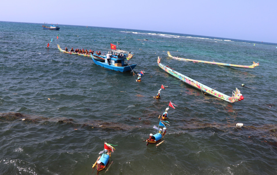 El ritual en honor de los soldados Hoang Sa fue declarado Patrimonio Cultural Inmaterial Nacional por el Ministerio de Cultura, Deportes y Turismo, en la categoría de Costumbres Sociales y Creencias en 2013. En la foto: Rituales celebrados por pescadores en la zona costera de la provincia de Quang Ngai (2023). Foto: VNA