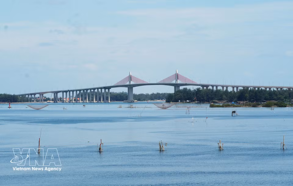 El estuario de Thuan An, en la ciudad de Hue, visto desde la laguna de Tam Giang, irradia una belleza prístina y apacible. Foto: VNA