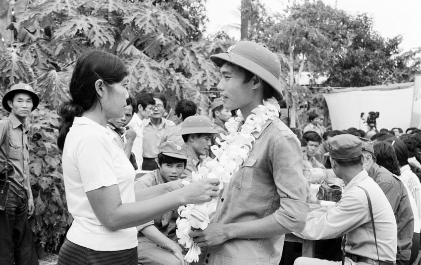 Habitantes de la provincia de Battambang (Camboya) despidieron a los soldados voluntarios vietnamitas, que habían cumplido su servicio internacional y regresaban al país, en la mañana del 20 de junio de 1984. (Foto: VNA)