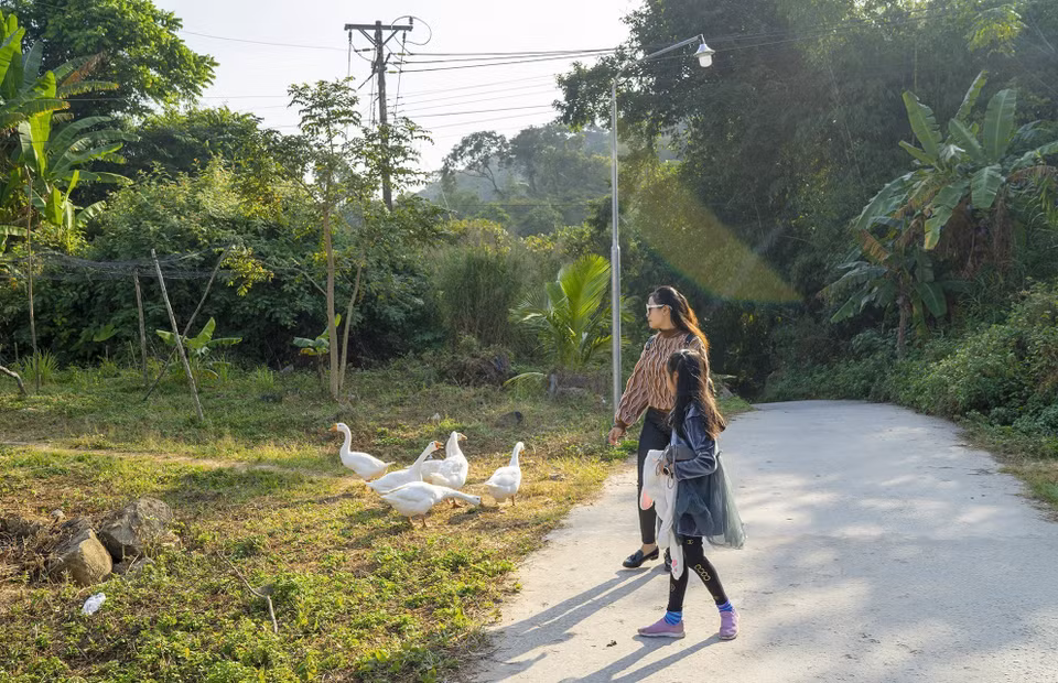 La montaña Cam cuenta con hermosos paisajes, un clima fresco, un paisaje rural rústico y agreste, y la amabilidad de la gente local, lo que atrae a los turistas con el modelo turístico de "vida lenta". (Foto: VNA)