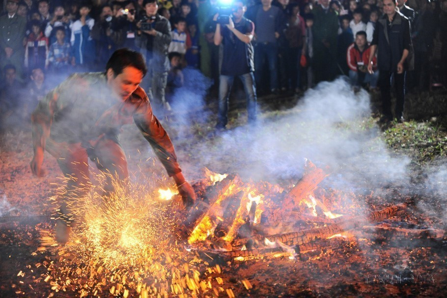 En 2023, la ceremonia de danza del fuego del pueblo Pa Then fue reconocida como Patrimonio Cultural Inmaterial Nacional. Foto: VNA