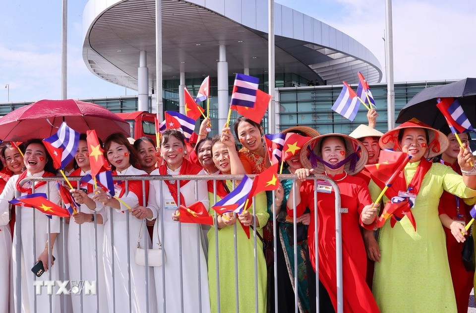 Numerosos ciudadanos de la capital Hanoi dieron la bienvenida al primer secretario del Comité Central del Partido Comunista y presidente de Cuba, Miguel Díaz-Canel Bermúdez, y su esposa en el aeropuerto internacional de Noi Bai. (Foto: VNA)