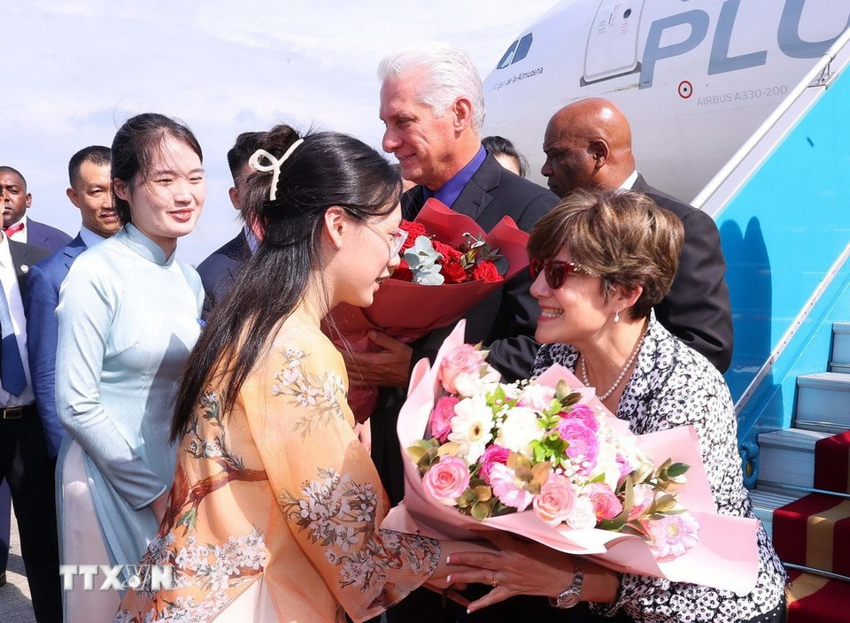 El primer secretario del Comité Central del Partido Comunista y presidente de Cuba, Miguel Díaz-Canel Bermúdez, y su esposa fueron recibidos en el aeropuerto internacional de Noi Bai. (Foto: VNA)
