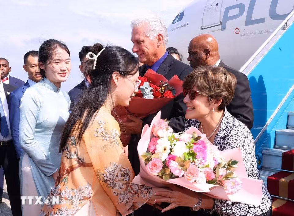 El primer secretario del Comité Central del Partido Comunista y presidente de Cuba, Miguel Díaz-Canel Bermúdez, y su esposa fueron recibidos en el aeropuerto internacional de Noi Bai. (Foto: VNA)