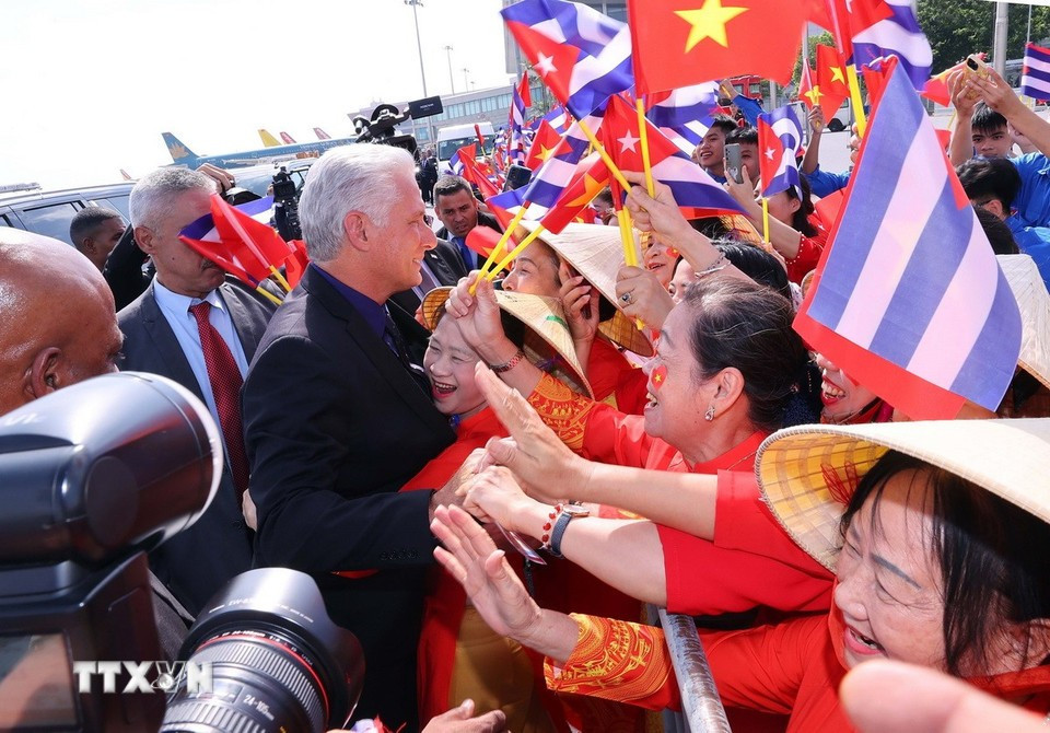 Numerosos ciudadanos de la capital Hanoi dieron la bienvenida al primer secretario del Comité Central del Partido Comunista y presidente de Cuba, Miguel Díaz-Canel Bermúdez, quien realiza una visita de Estado a Vietnam. (Foto: VNA)