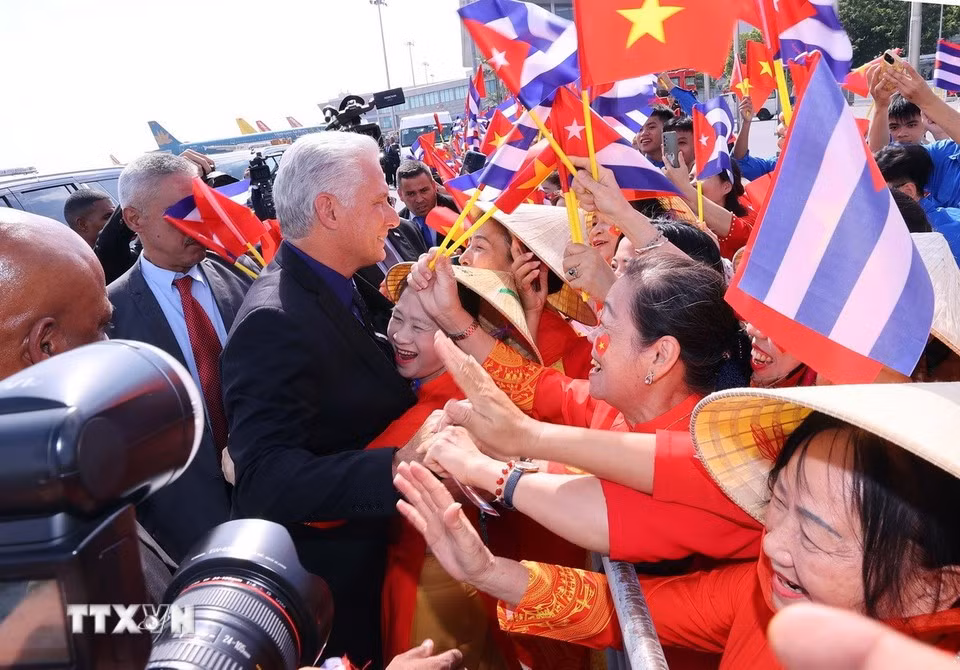 Numerosos ciudadanos de la capital Hanoi dieron la bienvenida al primer secretario del Comité Central del Partido Comunista y presidente de Cuba, Miguel Díaz-Canel Bermúdez, quien realiza una visita de Estado a Vietnam. (Foto: VNA)