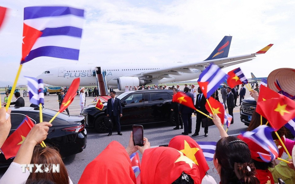 Numerosos ciudadanos de la capital Hanoi dieron la bienvenida al primer secretario del Comité Central del Partido Comunista y presidente de Cuba, Miguel Díaz-Canel Bermúdez, y su esposa en el aeropuerto internacional de Noi Bai. (Foto: VNA)