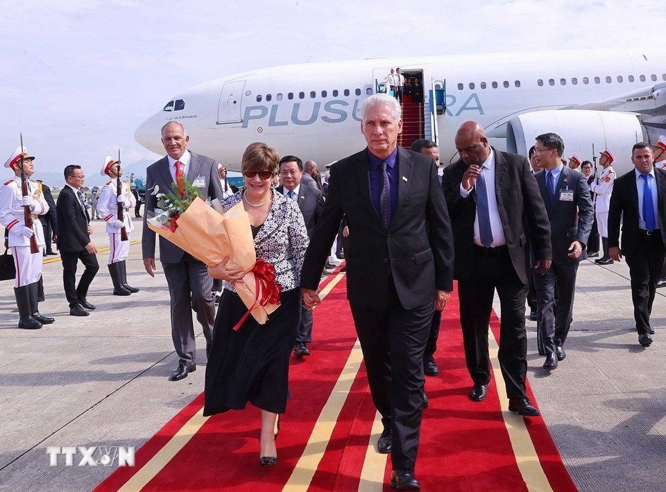 El primer secretario del Comité Central del Partido Comunista y presidente de Cuba, Miguel Díaz-Canel Bermúdez, y su esposa llegaron a Hanoi, iniciando una visita de Estado a Vietnam. (Foto: VNA)