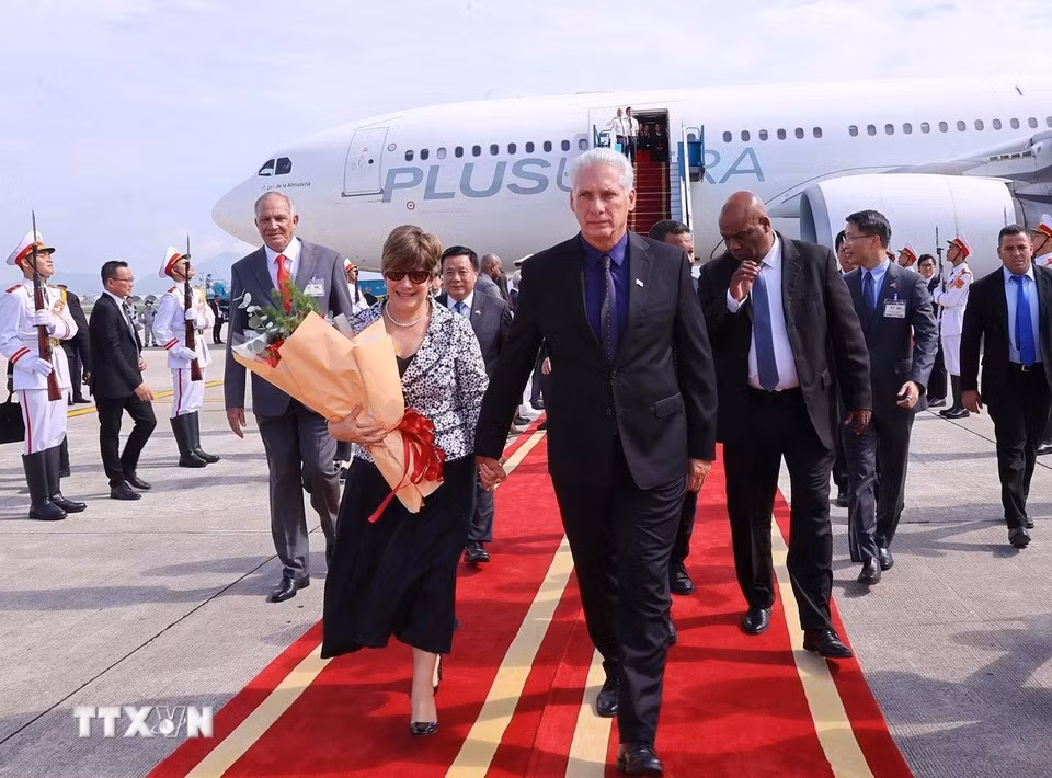 El primer secretario del Comité Central del Partido Comunista y presidente de Cuba, Miguel Díaz-Canel Bermúdez, y su esposa llegaron a Hanoi, iniciando una visita de Estado a Vietnam. (Foto: VNA)