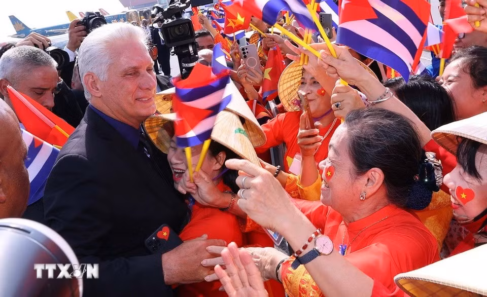Numerosos ciudadanos de la capital Hanoi dieron la bienvenida al primer secretario del Comité Central del Partido Comunista y presidente de Cuba, Miguel Díaz-Canel Bermúdez, quien realiza una visita de Estado a Vietnam. (Foto: VNA)