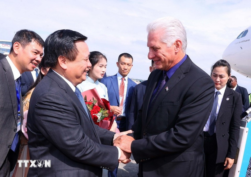 Nguyen Xuan Thang, miembro del Buró Político, director de la Academia Nacional de Política Ho Chi Minh y presidente del Consejo Teórico Central, recibió al primer secretario del Comité Central del Partido Comunista y presidente de Cuba, Miguel Díaz-Canel Bermúdez, y a su esposa en el aeropuerto internacional de Noi Bai. (Foto: VNA)