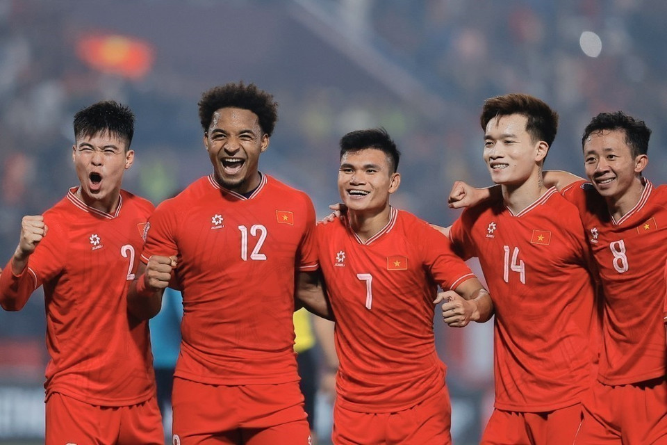 Los futbolistas de Vietnam celebraron tras el gol de Nguyen Xuan Son, que elevó el marcador a 2-0 en la semifinal de vuelta de la Copa ASEAN 2024 entre Vietnam y Singapur (29 de diciembre de 2024). Foto: VNA