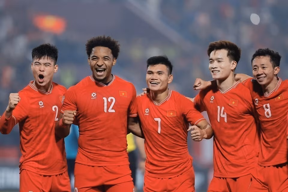 Los futbolistas de Vietnam celebraron tras el gol de Nguyen Xuan Son, que elevó el marcador a 2-0 en la semifinal de vuelta de la Copa ASEAN 2024 entre Vietnam y Singapur (29 de diciembre de 2024). Foto: VNA