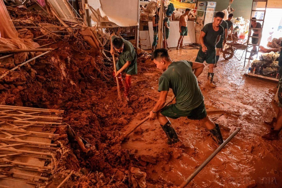 Oficiales y soldados de la División 316, de la Región Militar 2, apoyaron a la población de la comuna de Phuc Khanh, distrito de Bao Yen, provincia de Lao Cai, para superar las consecuencias de las inundaciones, el 21 de septiembre de 2024. (Foto: VNA)