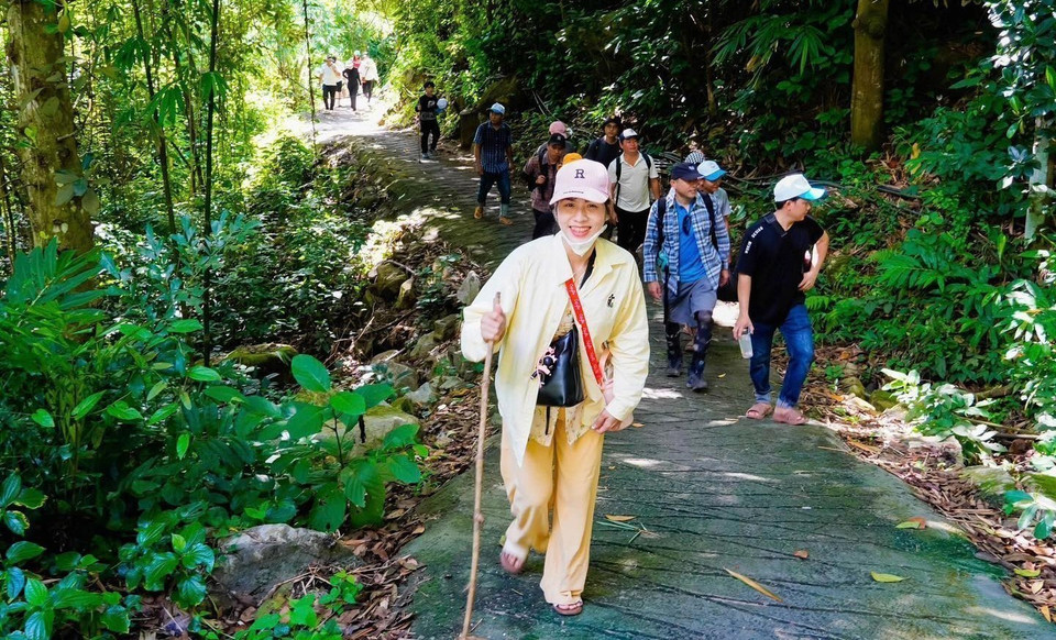 Turistas caminan para conquistar el "techo" de la región occidental y descubrirse a sí mismos. (Foto: VNA)