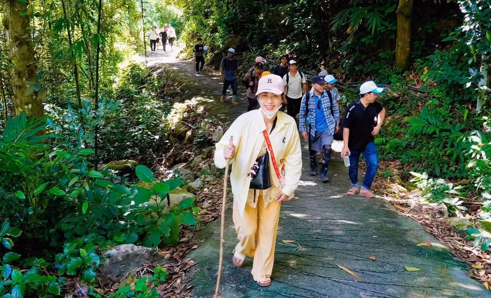 Turistas caminan para conquistar el "techo" de la región occidental y descubrirse a sí mismos. (Foto: VNA)
