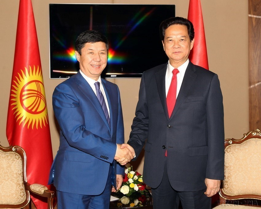 El primer ministro de Vietnam, Nguyen Tan Dung, se reunió con su homólogo de Kirguistán, Temir Sariyev, en el marco de la firma del Tratado de Libre Comercio (TLC) entre Vietnam y la Unión Económica Euroasiática en Kazajstán, el 29 de mayo de 2015. (Foto: VNA)