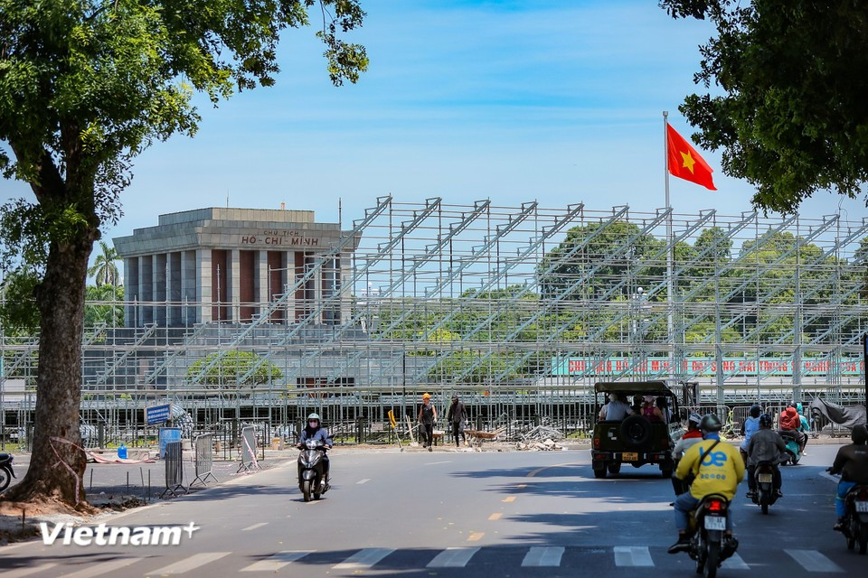 Además de la renovación de las las calles que rodean la zona del desfile, se están instalando grandes tribunas para el "Concierto Nacional" en la plaza Ba Dinh. (Foto: Vietnam+)