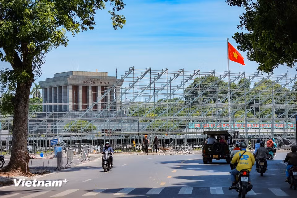 Además de la renovación de las las calles que rodean la zona del desfile, se están instalando grandes tribunas para el "Concierto Nacional" en la plaza Ba Dinh. (Foto: Vietnam+)