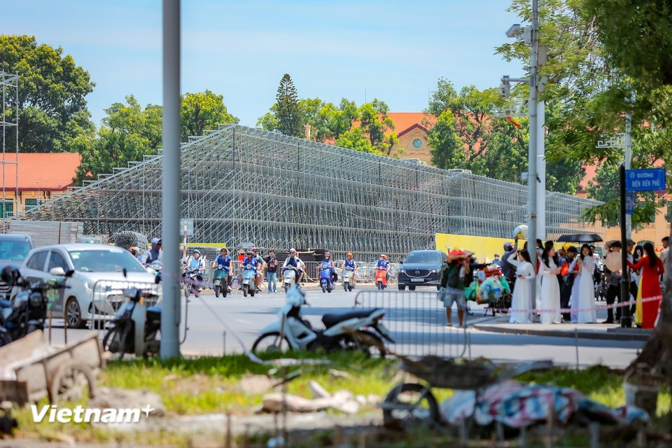 Además de la renovación de las las calles que rodean la zona del desfile, se están instalando grandes tribunas para el "Concierto Nacional" en la plaza Ba Dinh. (Foto: Vietnam+)