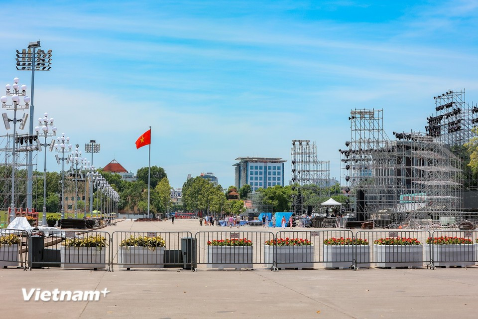 En los últimos días, se han instalado tribunas, escenarios y pantallas de proyección alrededor de la plaza Ba Dinh. (Foto: Vietnam+)