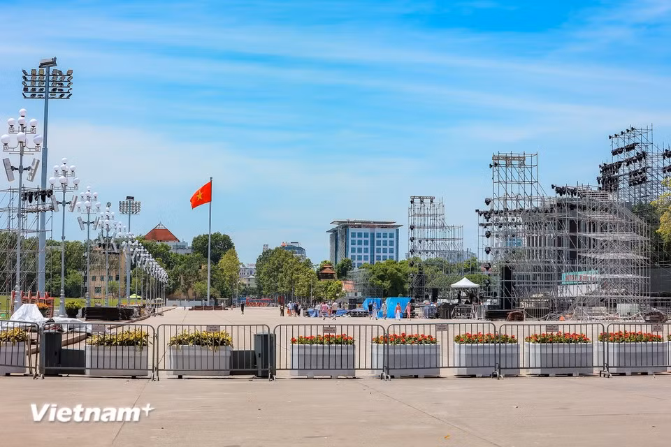 En los últimos días, se han instalado tribunas, escenarios y pantallas de proyección alrededor de la plaza Ba Dinh. (Foto: Vietnam+)