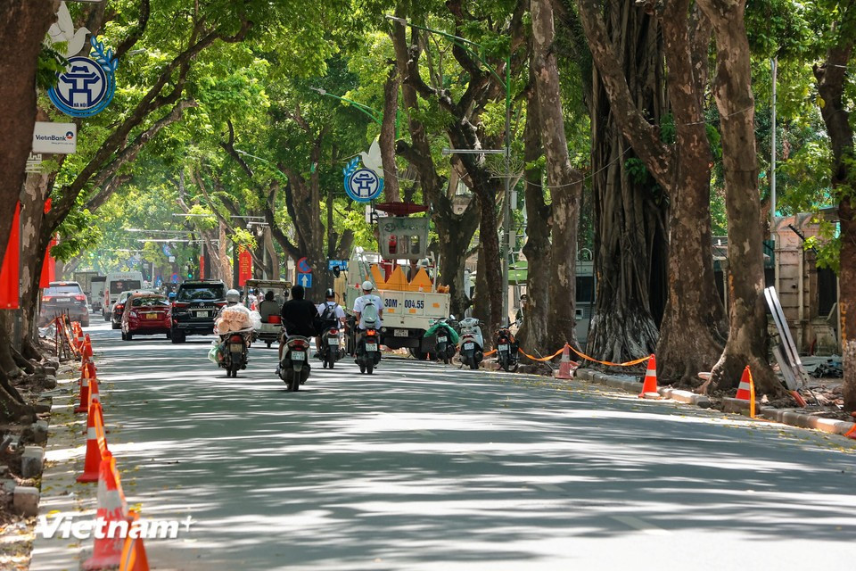 La acera de la calle Phan Dinh Phung se está reparando con urgencia. (Foto: Vietnam+)