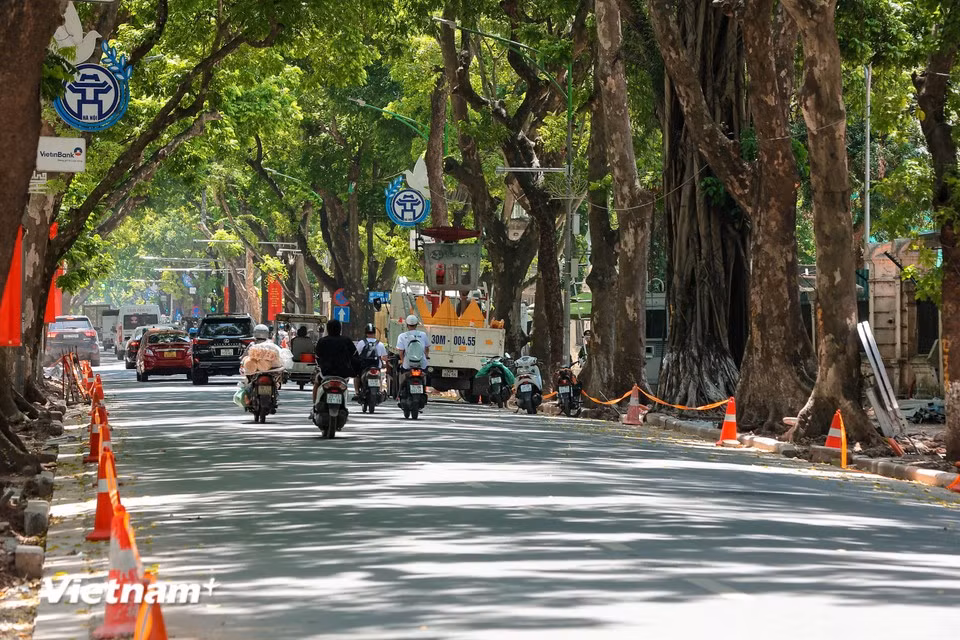 La acera de la calle Phan Dinh Phung se está reparando con urgencia. (Foto: Vietnam+)