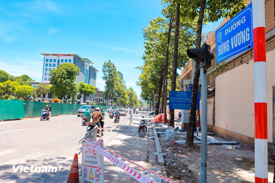 El proyecto de ampliación de la calle Hung Vuong, desde la calle Tran Phu hasta la calle Nguyen Thai Hoc, se lleva a cabo para organizar actividades como el desfile y la marcha por el 80.º aniversario de la Revolución de Agosto y el Día Nacional. (Foto: Vietnam+)